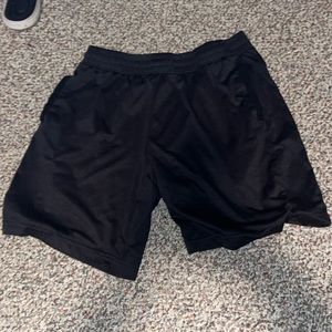 Layer 8 men’s large black shorts